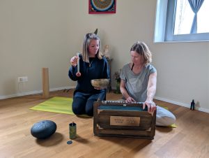 Gabrielle und Brigitte im Yogaraum Shakti